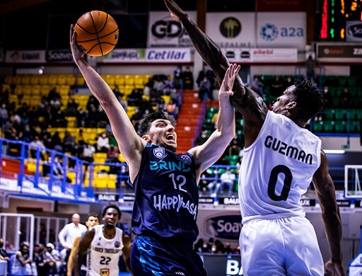Cubano Karel Guzmán sobresale en la liga rumana de baloncesto