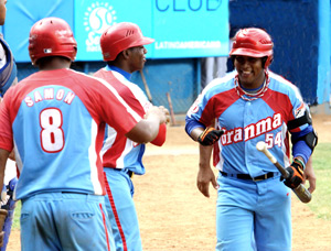 Céspedes, al centro, felicita a Despaigne.